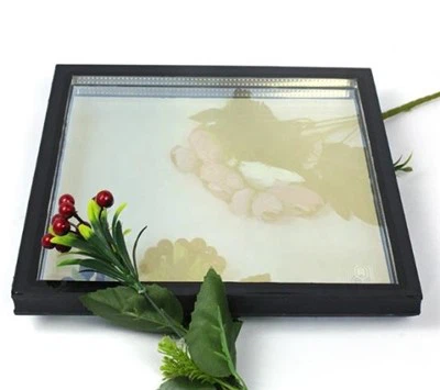 Ħġieġ iżolat bil-vakwu